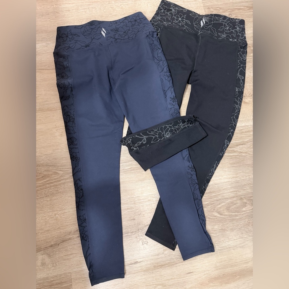 Skechers 2 pair navy & black Leggings w/ subtle floral trim & side pockets. NWOT